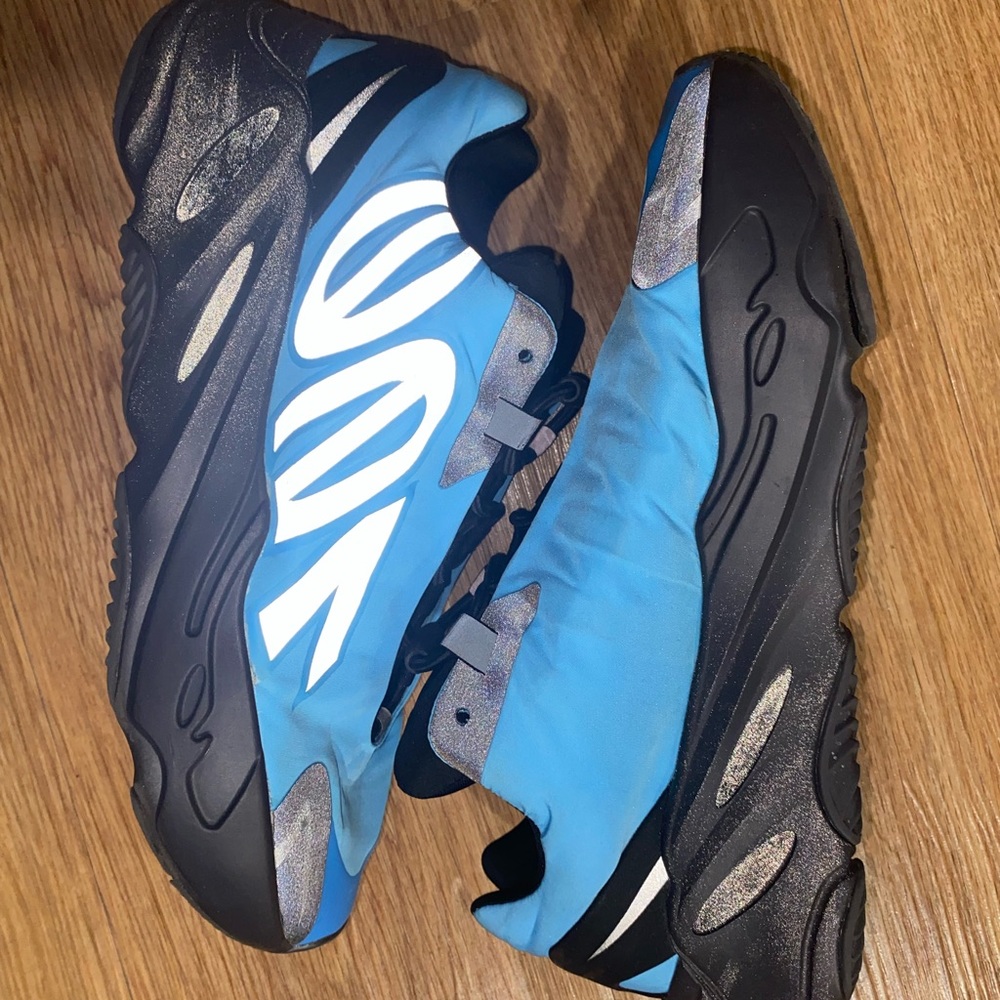 AUTHENTIC YEEZY 700 MNVN BRIGHT CYAN SZ 10.5 MEN